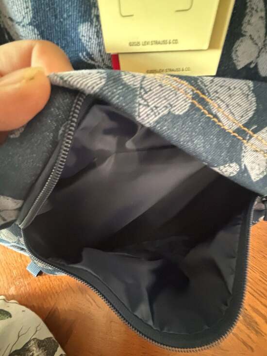 Levi's - Picture 4 of 7